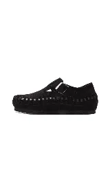 Zapato bajo de cuero negro con hebilla plateada y detalle de costuras gruesas en la suela.