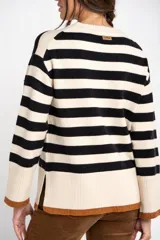 Sweater de rayas en blanco y negro con detalles en color marrón, de calce oversize y diseño fluido.