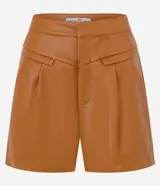 Short corto de cuero sintético color marrón, con cintura alta, bolsillos laterales con solapa y cierre frontal con botón y cremallera.