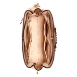 Cartera tipo bucket Guess modelo Emera, color beige con logo Guess en dorado.