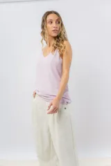 Musculosa lila de breteles finos con escote en V en el frente y espalda en U, confeccionada en tejido fluido con leve textura satinada.
