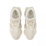 Championes urbanos New Balance modelo 9060, color verde azulado con detalles en blanco, confeccionados en gamuza y malla, con logo "N" característico en los laterales y entresuela con tecnología ABZORB y SBS.