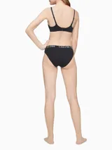 Bombacha clásica Calvin Klein Ultimate, color negro, con cintura elástica con el logo de la marca en blanco.