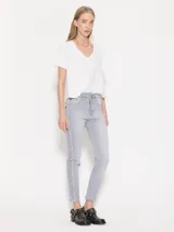 Jeans de calce slim, color gris claro, con botamanga levemente más ancha y largo al tobillo.