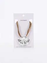 Collar con colgante de flor plateada y cordones finos color beige.