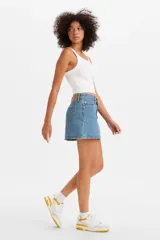 Minifalda de jean azul con tiro alto, calce estándar y cierre frontal con botones.