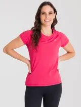 Remera deportiva de manga corta color fucsia, con cuello redondo y tecnología Aircool de secado rápido.
