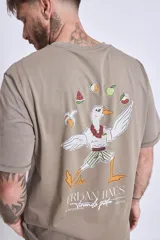 Remera blanca de algodón con cuello redondo y logo pequeño estampado en el pecho.