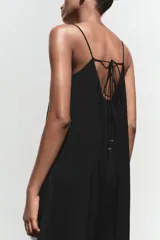 Vestido midi negro de tirantes finos con escote recto y detalle de bordados perforados a tono.