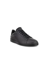 Zapatilla de corte bajo, estilo sneaker, completamente negra. Presenta una capellada de cuero liso con paneles cosidos y cordones negros. La suela es plana y del mismo color negro.
