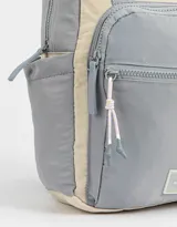 Mochila negra de tela deportiva con doble bolsillo frontal con cierre, correas regulables, cierre superior y tag de goma.