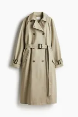 Gabardina midi color beige de algodón, con doble botonadura, cuello con solapas, cierre de corchete en la parte superior, solapa de tormenta en la espalda, bolsillos laterales con solapa, cinturón extraíble con hebilla rectangular, mangas raglán con trabilla ajustable en los puños y abertura trasera.