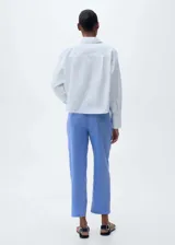 Pantalón de lino celeste con cintura elástica ajustable con cordón.