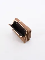 Billetera marrón de cuero sintético con cierre de boquilla metálica dorada y detalle de aplique rectangular dorado en el frente.