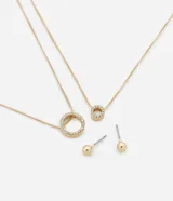 Conjunto de accesorios dorados con dos collares de cadena fina y dije circular con strass, y un par de caravanas tipo punto de luz.