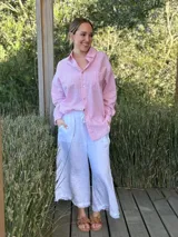 Pantalón capri color marrón de lino con cintura ajustable y terminación con flecos.