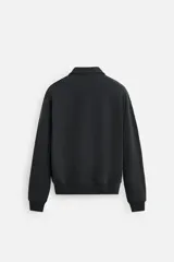Sudadera negra de algodón con cuello polo y cierre de cremallera.