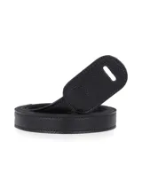 Cinturón de cuero color tostado, sin hebilla, con terminaciones redondeadas y costuras a tono.