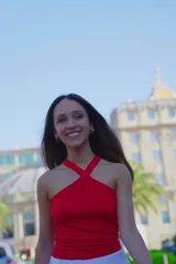 Top rojo con tiras cruzadas en el cuello.