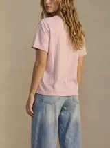 Remera color rosa claro de algodón peinado, corte oversize y mangas cortas.