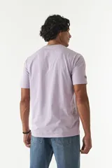 Remera gris oscuro con logo 'mistral' estampado en relieve color ladrillo.