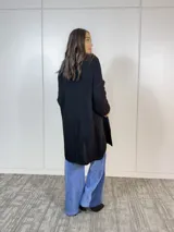 Sacón negro oversize de tejido de punto acrílico largo, sin cierre.