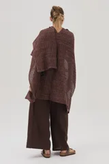 Ruana beige de tejido de punto acanalado con mangas cortas.