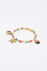 Pulsera de cuentas de colores con dijes dorados de estrella de mar, caracol y tucán.