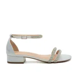 Sandalias plateadas con dos tiras horizontales con strass y pulsera al tobillo con hebilla. Taco bajo cuadrado.