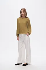 Pantalón de lino color blanco, de corte ancho y tiro alto, con bolsillos laterales y pinzas.