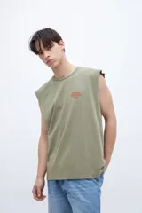 Musculosa gris con cuello redondo y estampado pequeño en el pecho. Corte clásico y sin mangas.