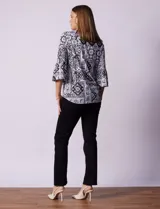Blusa estampada de seda fría, marca Ruby Rd., con cuello redondo con aberturas y mangas 3/4 acampanadas.