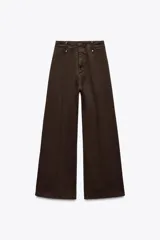 Pantalón de jean marrón oscuro de tiro alto y pierna ancha.