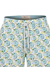 Short de baño celeste con estampado de caballitos de mar rosados. Tiene cintura elástica con cordón ajustable, bolsillos laterales y traseros.