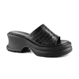 Sandalia de cuero color negro con textura tipo cocodrilo, plataforma y taco ancho.