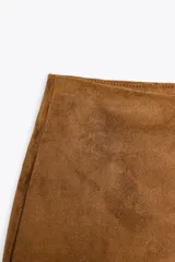 Falda pantalón corta color marrón de tiro alto con cierre lateral con cremallera oculta.