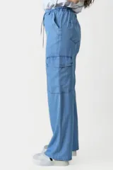 Pantalón de denim celeste, de corte recto y tiro alto, con bolsillos laterales y traseros.