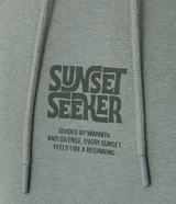 Hoodie masculino de algodón y poliéster, color verde salvia, con capucha ajustable, bolsillo canguro y estampado en el pecho y en la manga izquierda con texto.