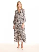 Vestido maxi de gasa estampado en blanco y negro, con escote en V, mangas largas con puño, cintura elastizada con smock y forro interno a tono.