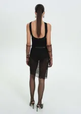 Falda midi negra de encaje floral, corte recto y cintura elástica.