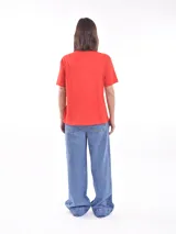 Remera gris de corte recto y mangas cortas.