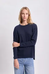Remera de manga larga azul marino con cuello redondo y corte recto.