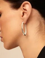 Aros ovalados irregulares bañados en plata, elaborados artesanalmente en España.