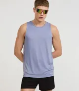 Musculosa deportiva de hombre, color celeste pálido, con cuello redondo y corte regular. Confeccionada en tejido de microfibra con tecnología Dry.