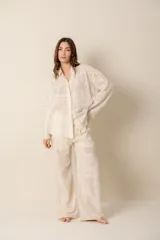 Pantalón ancho color crema con bordados florales, 100% algodón, cintura con elástico y detalle en crochet en la cintura.
