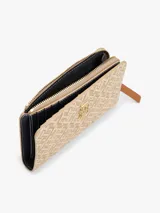 Billetera plegable color beige con estampado del logo de Tommy Hilfiger en toda la superficie. Tiene cierre de cremallera, múltiples ranuras para tarjetas, compartimento para billetes y bolsillo exterior para monedas.