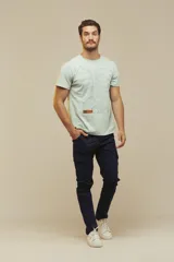 Pantalón cargo color negro, con múltiples bolsillos y corte relajado.
