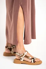 Vestido marrón largo de algodón con cuello redondo y mangas cortas, corte recto y aberturas laterales.