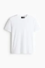 Remera blanca de corte estándar, con cuello redondo ribeteado y bajo recto. Confeccionada con tejido funcional COOLMAX®, una fibra de poliéster de secado rápido que elimina la humedad y regula la temperatura corporal.