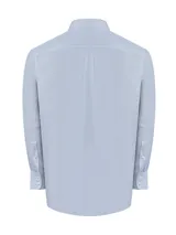 Camisa de hombre celeste a rayas verticales azules, de corte regular, con cuello abotonado, bolsillo en el pecho con logo bordado y mangas largas con puños abotonados.